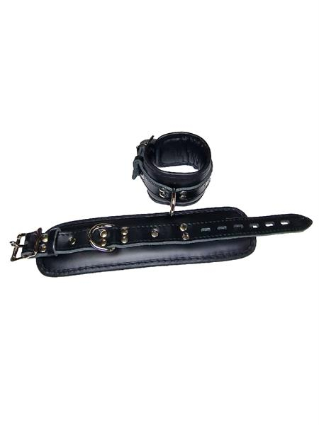 77615120_Essential_Leather_Lockable_Wrist_Restraints_01.jpg